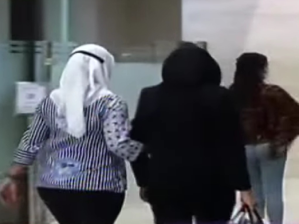 Jilbab Hitam Putri Candrawathi Saat Datangi Bareskrim Polri