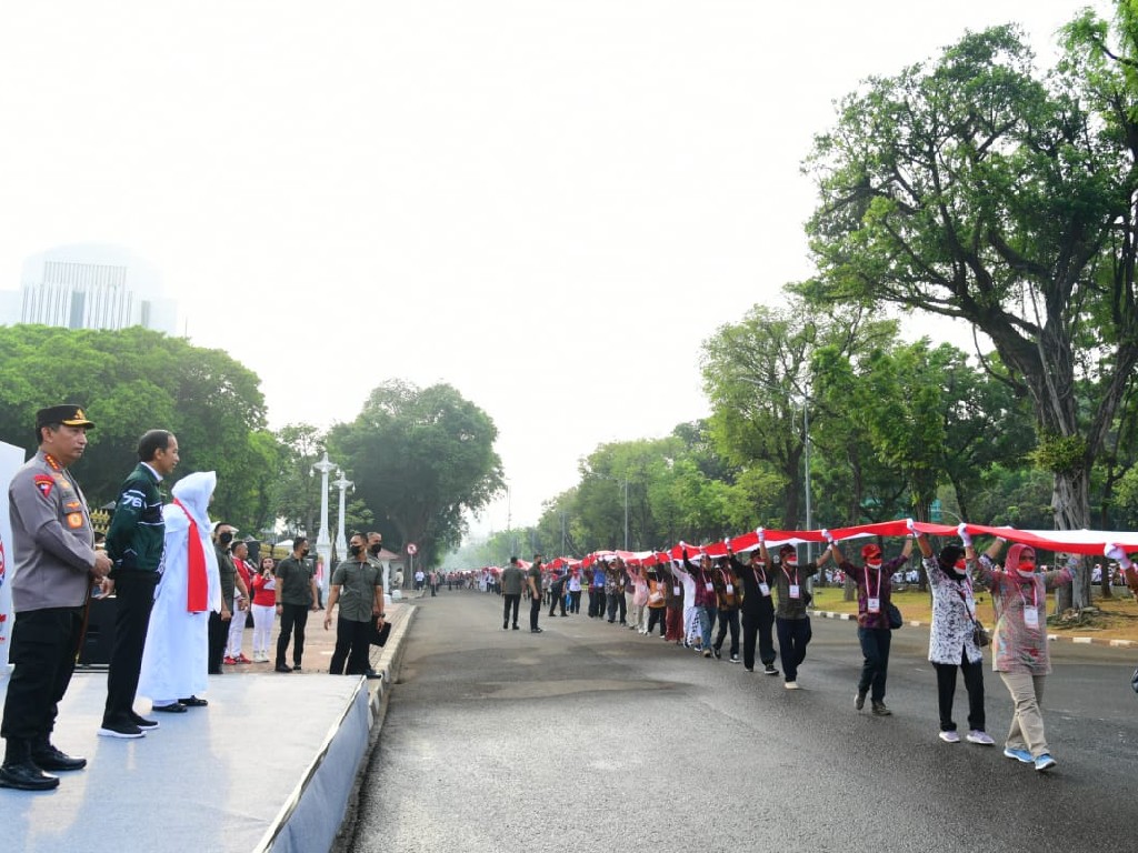 Ditemani Kapolri dan Habib Luthfi, Jokowi Lepas Kirab Merah Putih