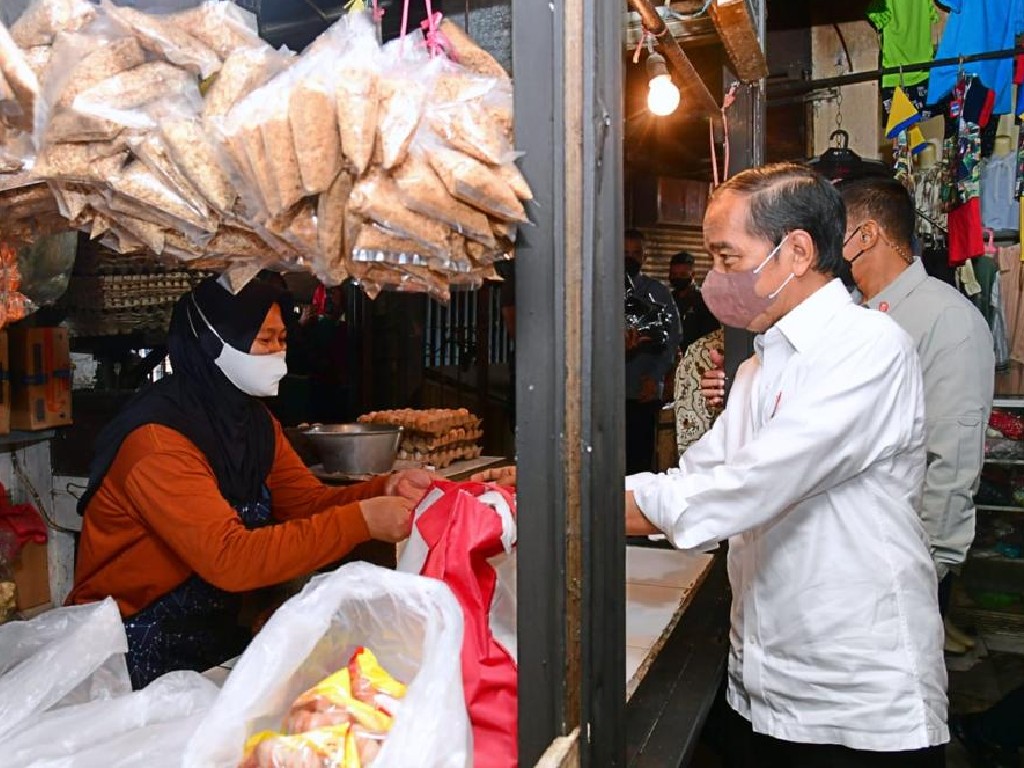 PKL di Pasar Cicaheum Bandung Dapat Bantuan Modal dari Jokowi