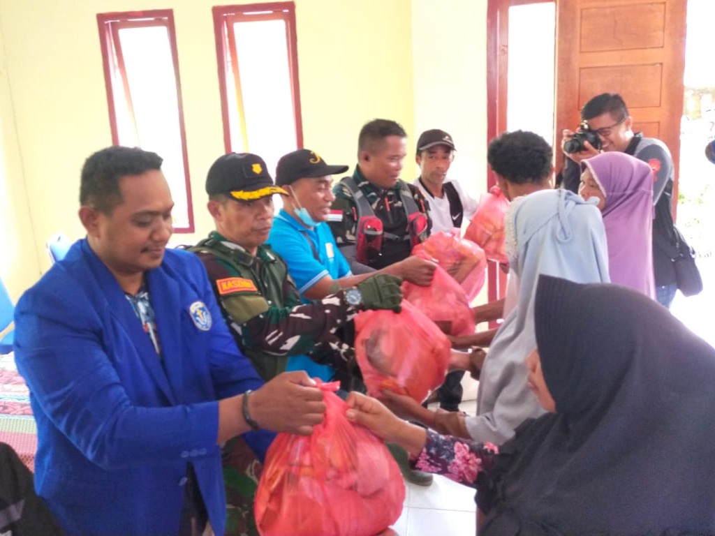 DPC GAMKI Halsel Bagikan Sembako ke Korban Banjir Bandang