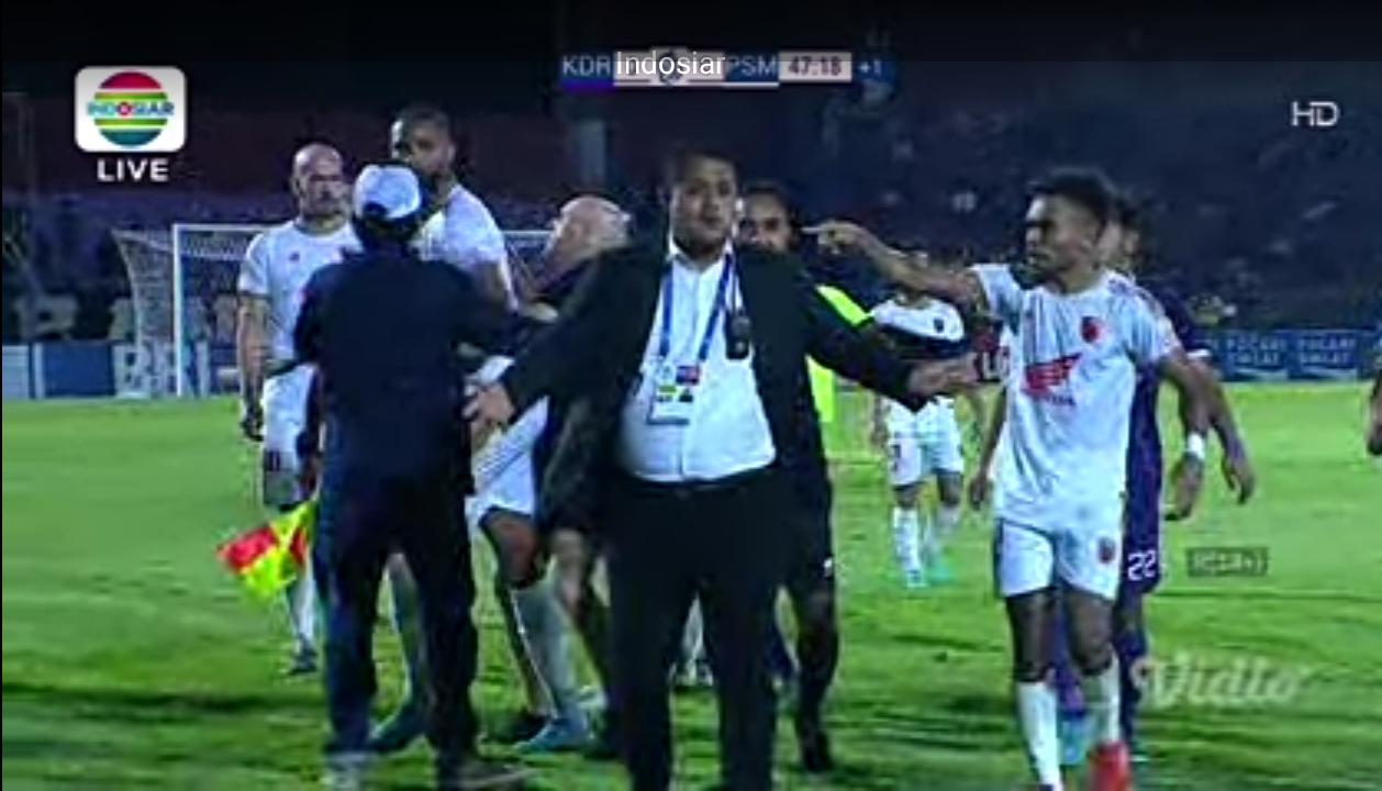 Persik vs PSM Masih 0-0, Pluim Diganjar Kartu Merah