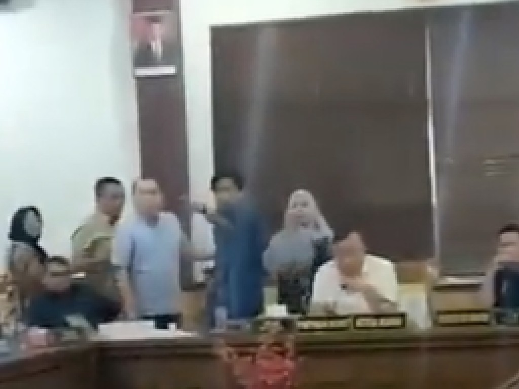 Anggota DPRD Batam dari Partai PAN Ngamuk, Lempar Mik dan Naik ke Atas Meja
