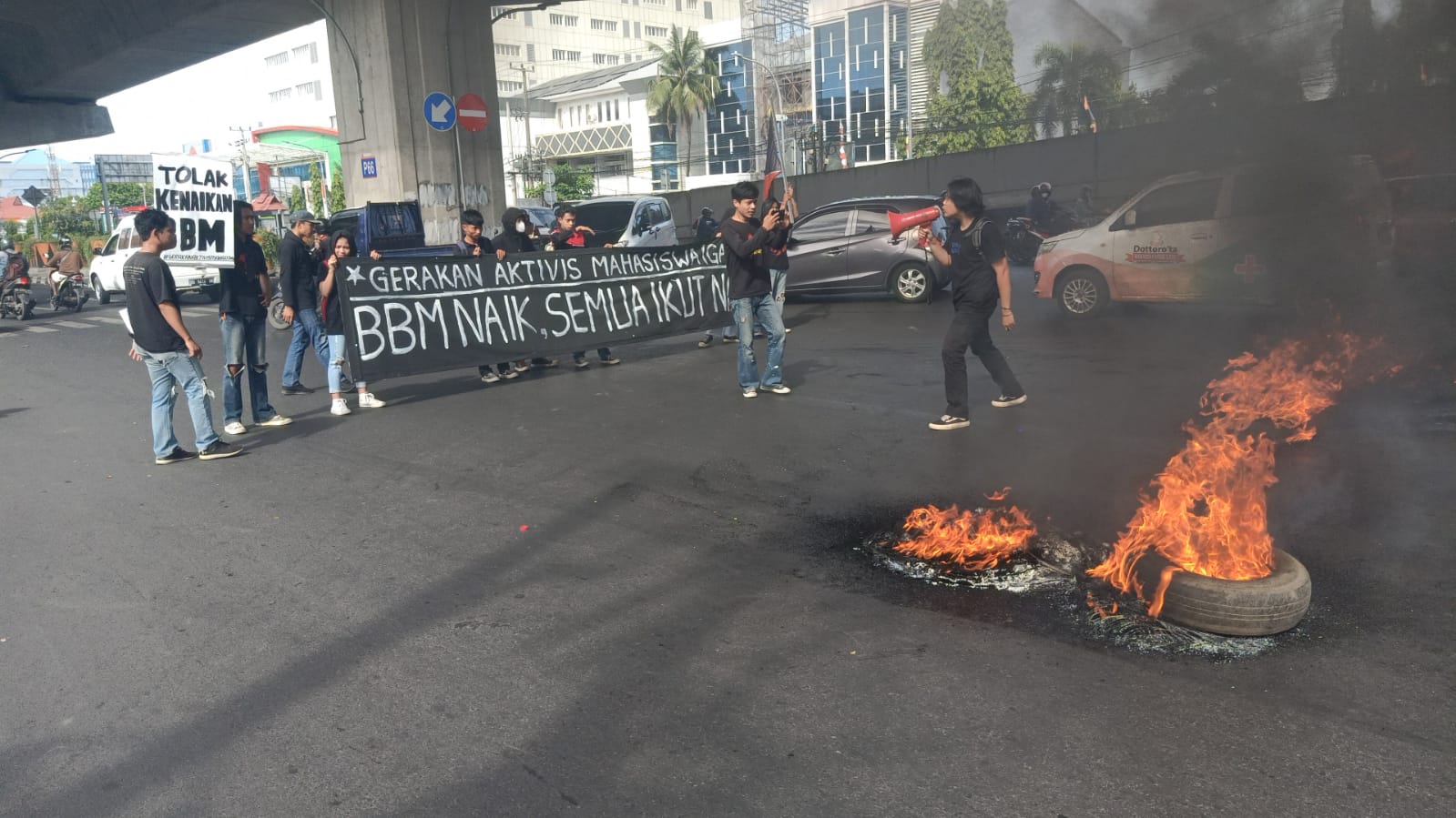 Demo Kenaikan Harga BBM Mahasiswa di Makassar Tutup Jalan