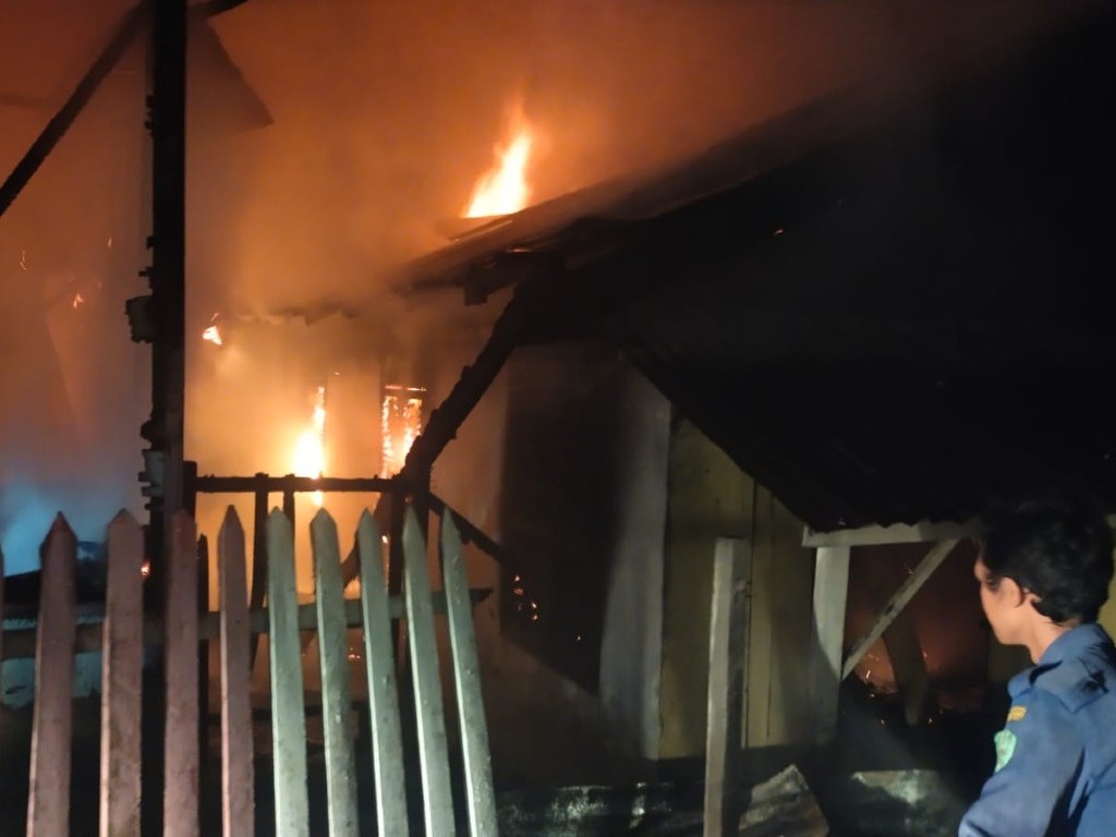 Kebakaran di Padangsidimpuan, Satu Orang Dilarikan ke Rumah Sakit