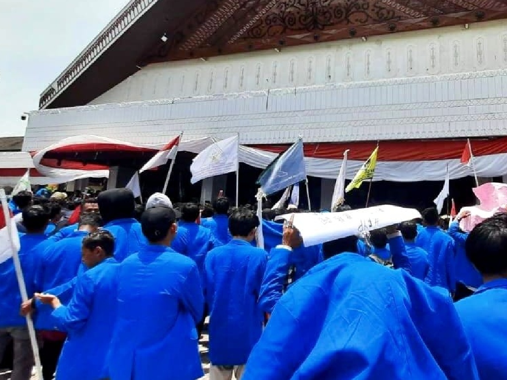 Tolak BBM Naik, Mahasiswa Aceh Demo di Gedung DPRA