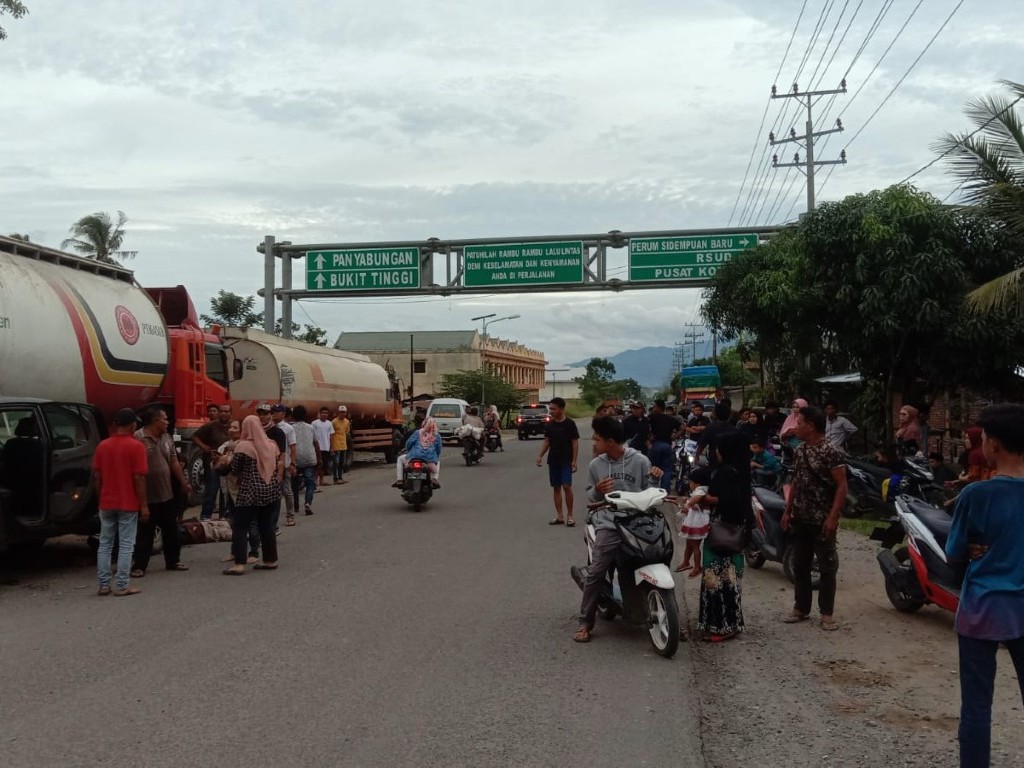 Mobil Plat Merah Tabrak Satu Keluarga di Padangsidimpuan, Seorang Tewas