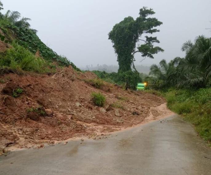 Material Tanah Longsor Tutup Jalan, Dua Desa di Mateng Terisolir