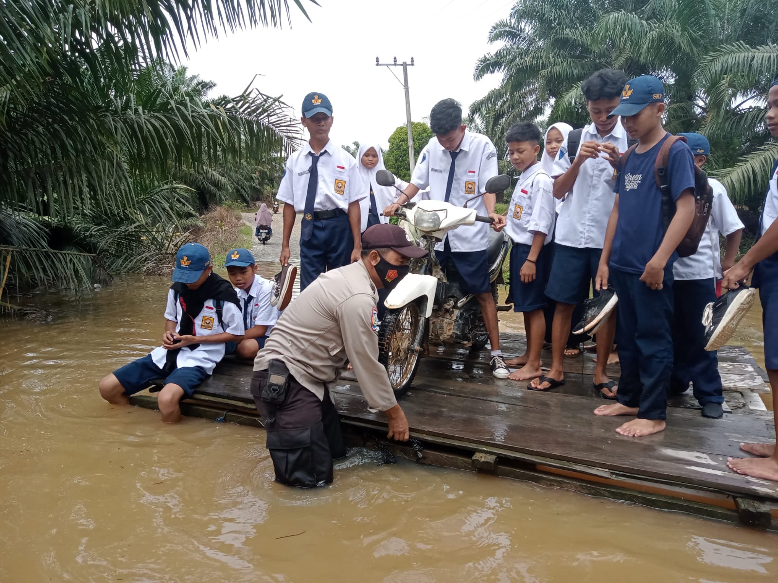Akibat Banjir, Pelajar di Mamuju Tengah Gunakan Rakit ke Sekolah