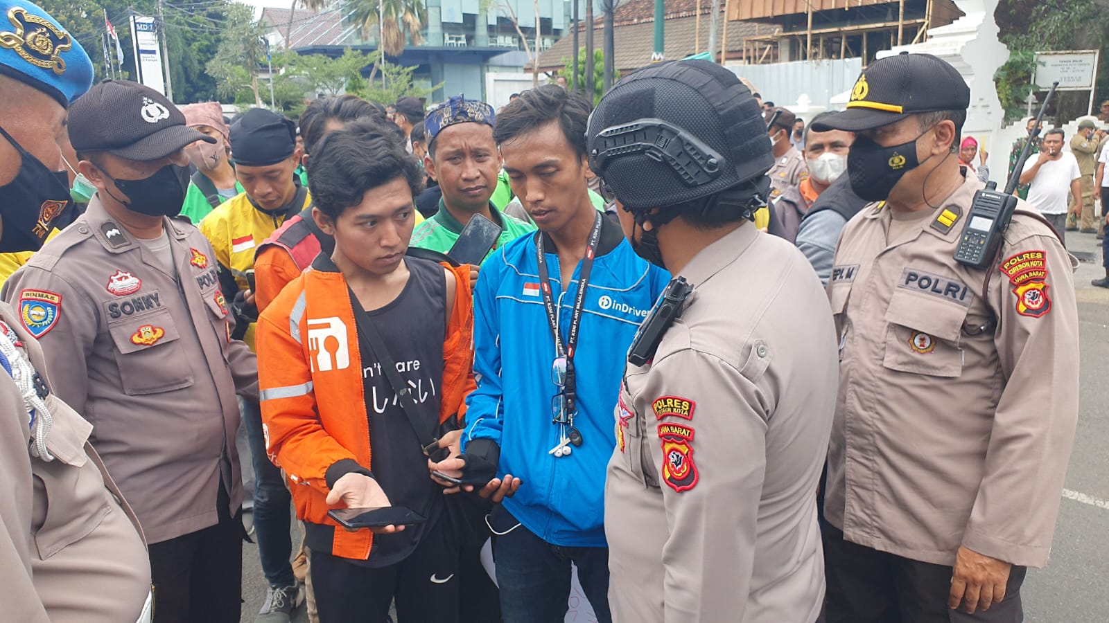 Unjuk Rasa Kenaikan BBM di Kota Cirebon, Pengemudi Ojol Wajib Tunjukkan Aplikasi