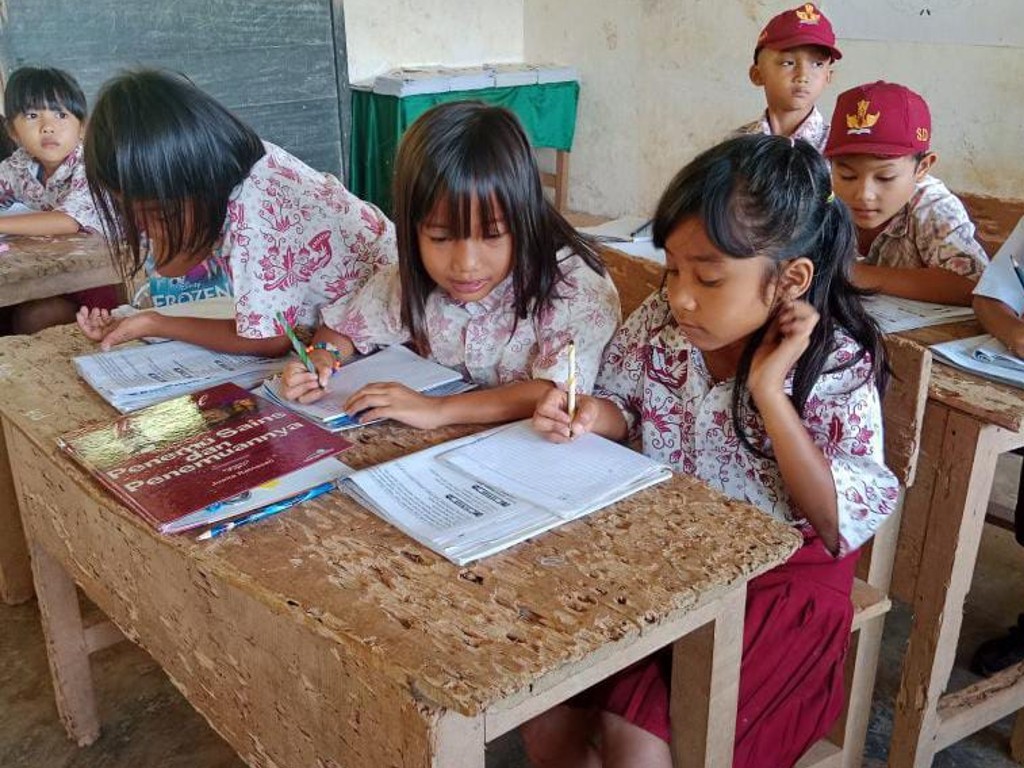 Demi Pendidikan, Siswa SD di Mamuju Belajar Gunakan Meja dan Kursi Lapuk