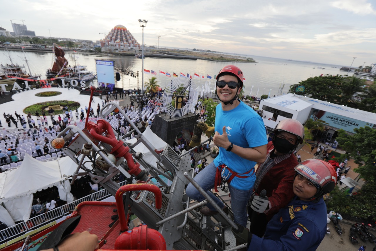 Damkar Makassar Ajak Pengunjung F8 Uji Adrenalin