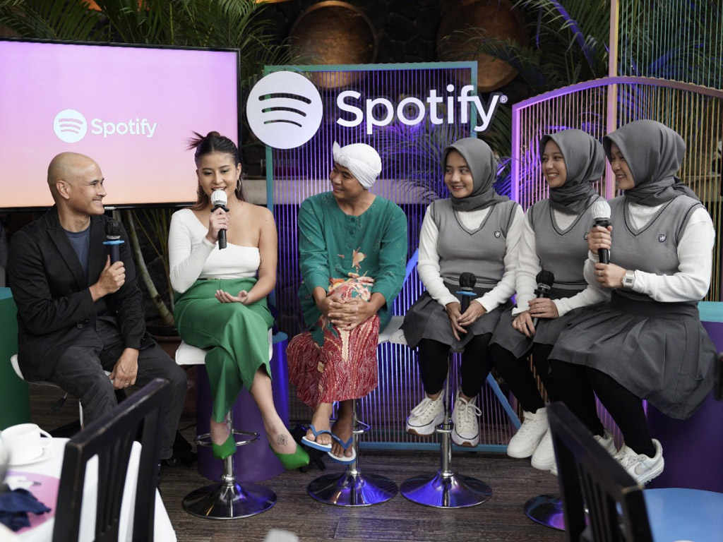 Tiga Podcast Baru Meluncur di Spotify, Ada Awkarin, Putih Abu-Abu, dan Mak Beti