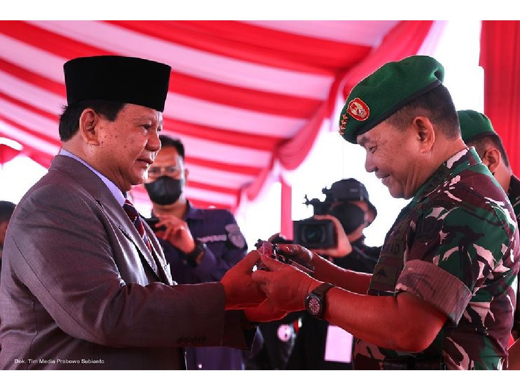 Momen Prabowo Beri Pistol Produksi Pindad ke Jenderal Dudung