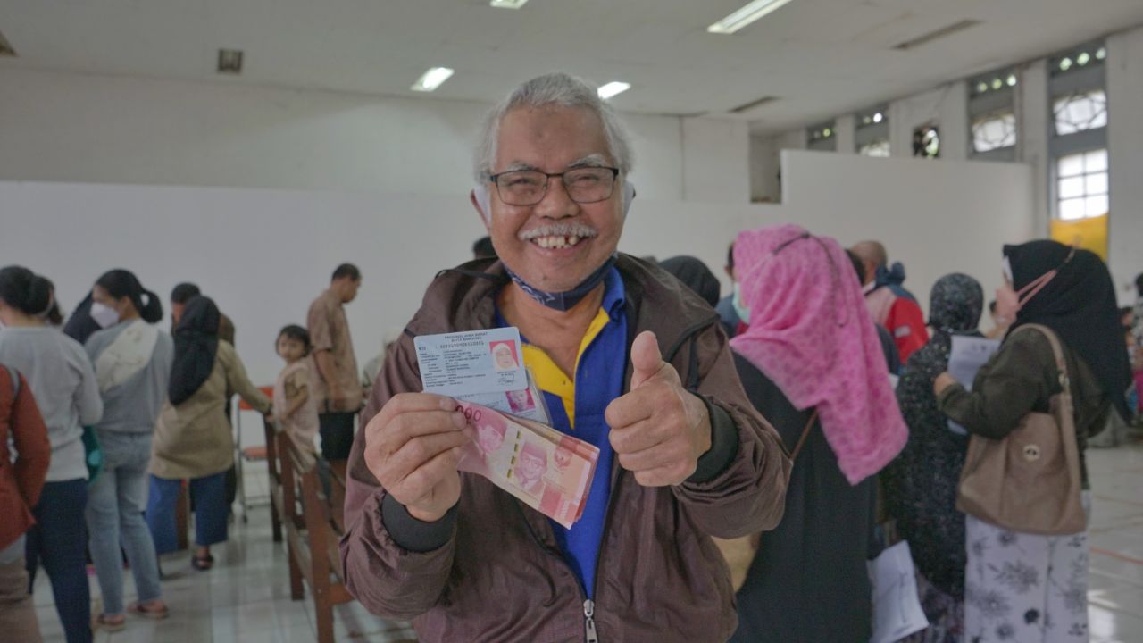 Warga Kota Bandung Mulai Terima BLT BBM