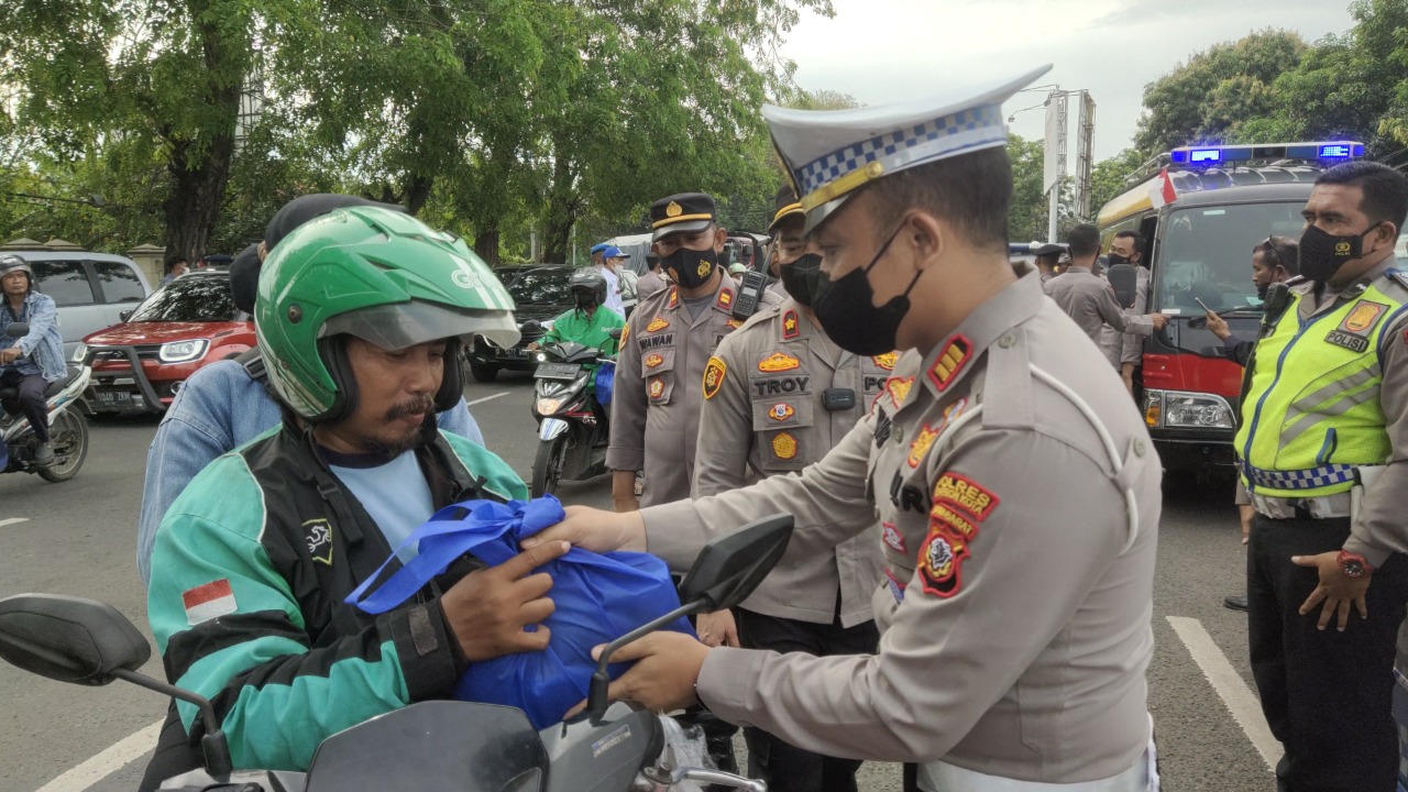 Sopir Angkot dan Ojol Dapat Bansos dari Polres Cirebon Kota