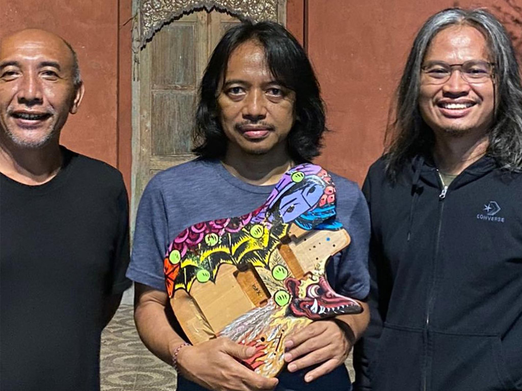 Dewa Budjana Lelang Gitar Lukis di Pameran Distrik Seni X Sarinah 2