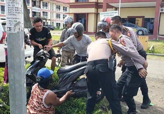 Tak dapat Kendalikan Motornya, Pelajar Bonceng Tiga di Mamuju Masuk Got