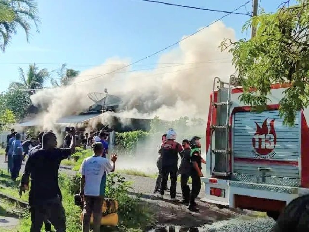 Delapan Rumah Asrama PHB TNI AD di Aceh Terbakar
