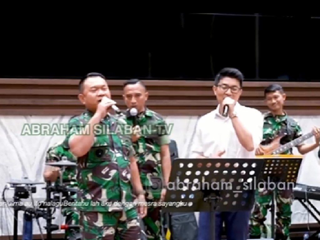 Jenderal Dudung Abdurachman Nyanyi Lagu Batak 'Sai Anju Ma Ahu'