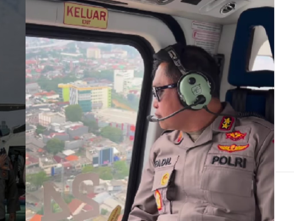 Gaya Irjen Fadil Imran, Pantau Jakarta Naik Helikopter Pakai Kacamata Hitam