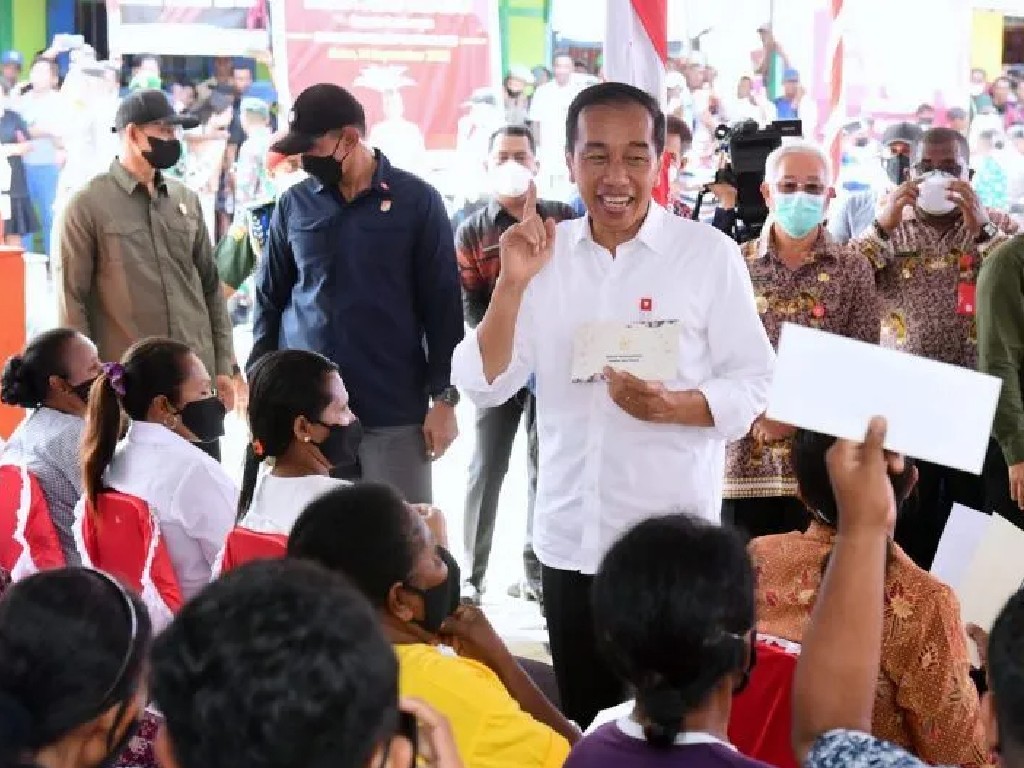 Presiden Jokowi Tinjau Penyerahan Bansos di Kepulauan Aru