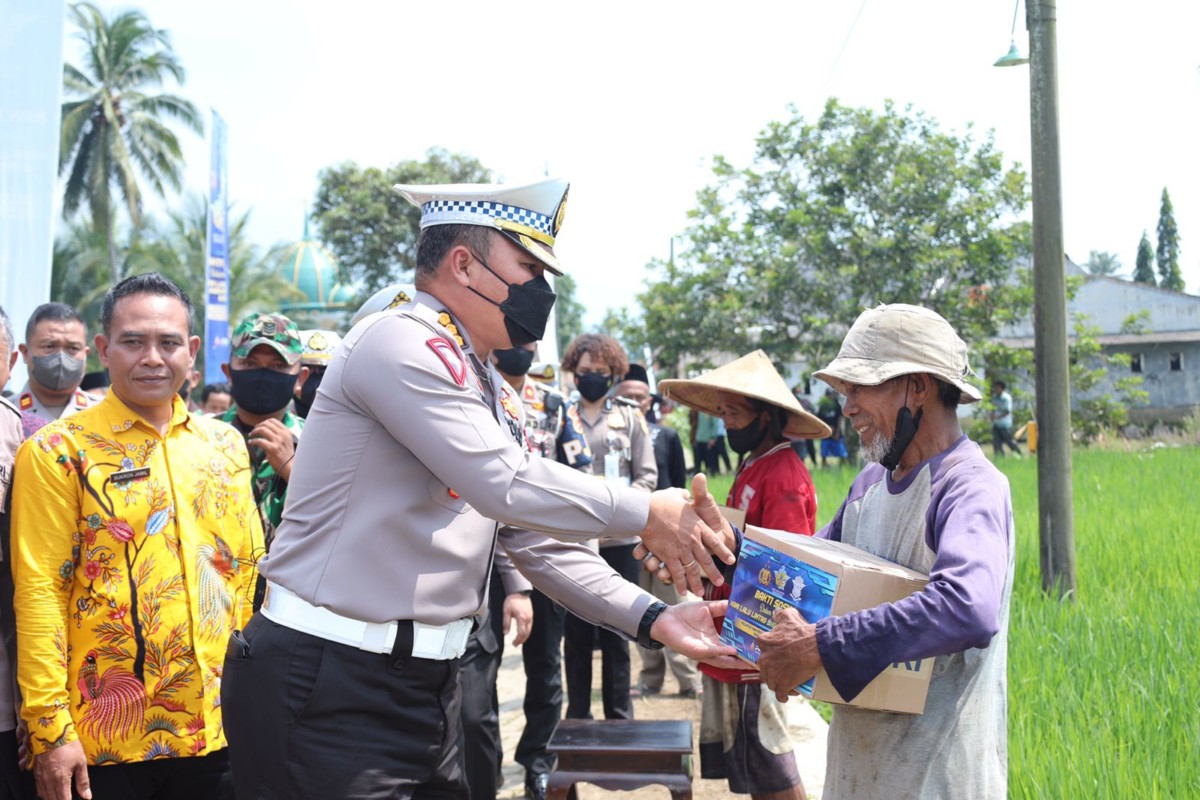 Korlantas Polri Salurkan 600 Paket Sembako untuk Buruh Tani di Pandeglang