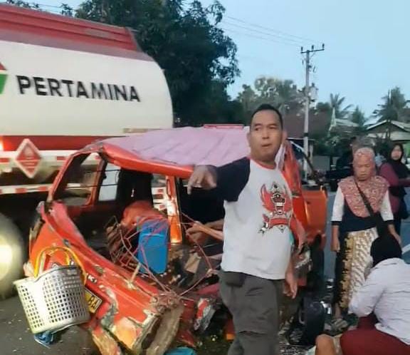 Mobil Tangki Pertamina Tabrak Angkot di Polman, Satu Orang Tewas