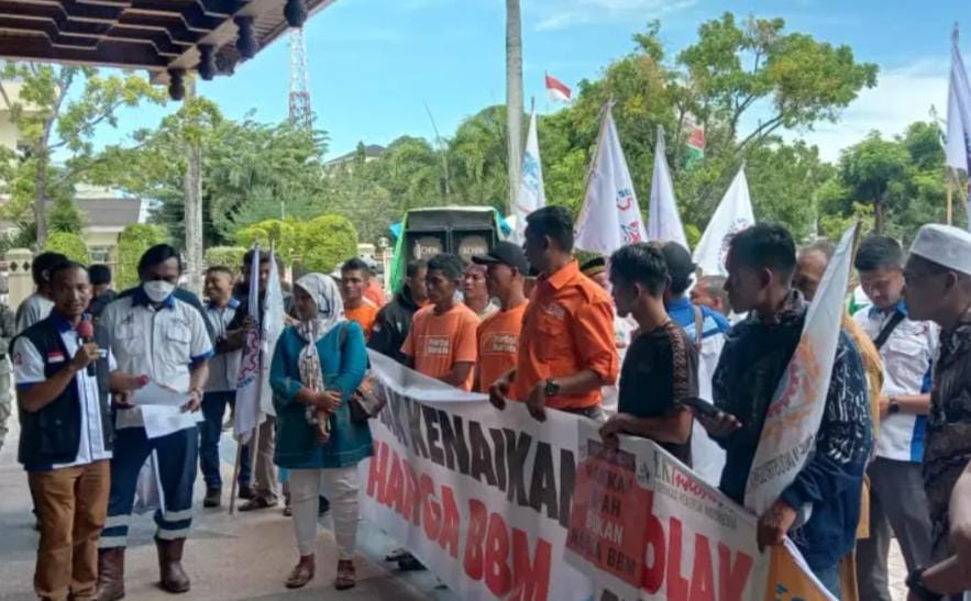 Buruh di Aceh Unjuk Rasa di Kantor DPRA, Minta UMP Naik 15 Persen
