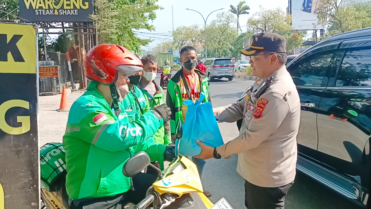 Polres Cirebon Kota Bagikan Ribuan Paket Sembako Gratis