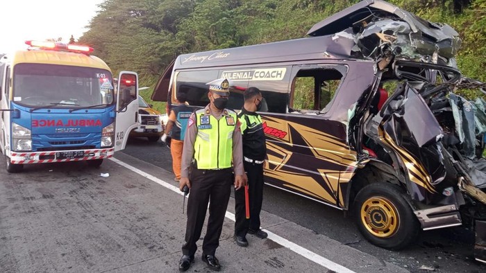 Kecelakaan Maut di Tol Bawen-Ungaran Semarang Menyebabkan 5 Orang tewas
