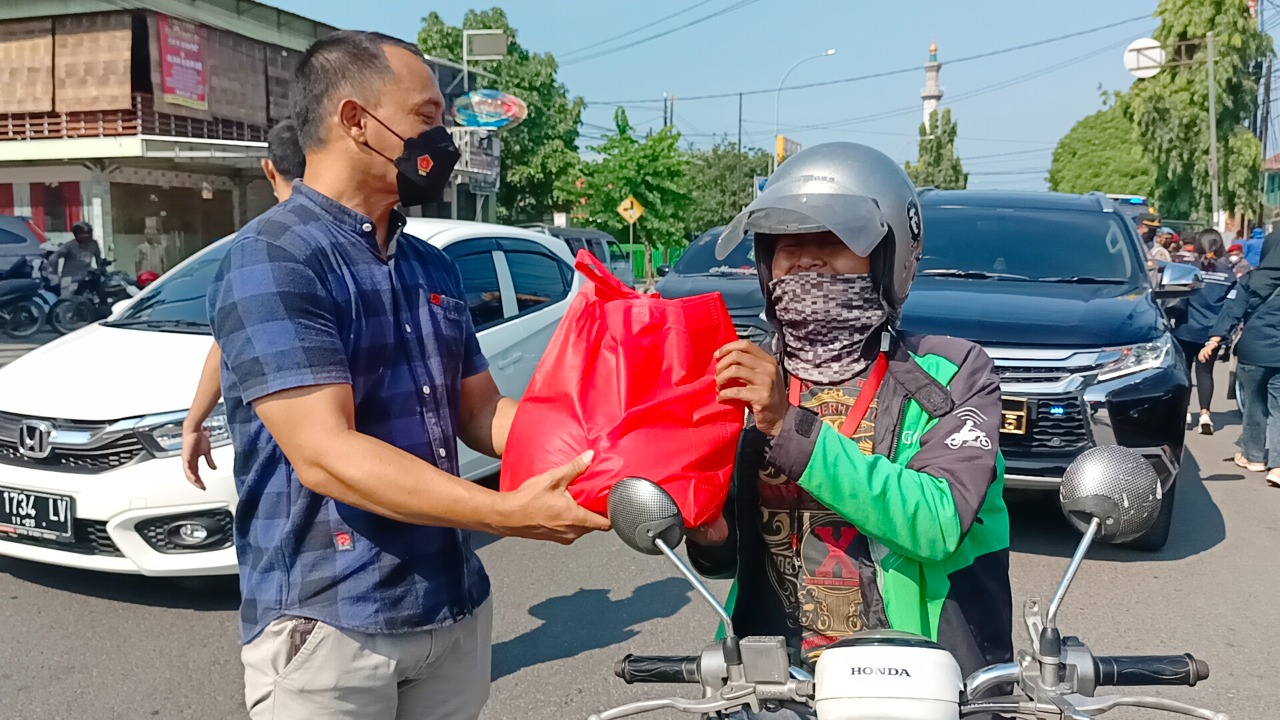 Hari Minggu, Polres Cirebon Kota Tetap Bagikan Sembako