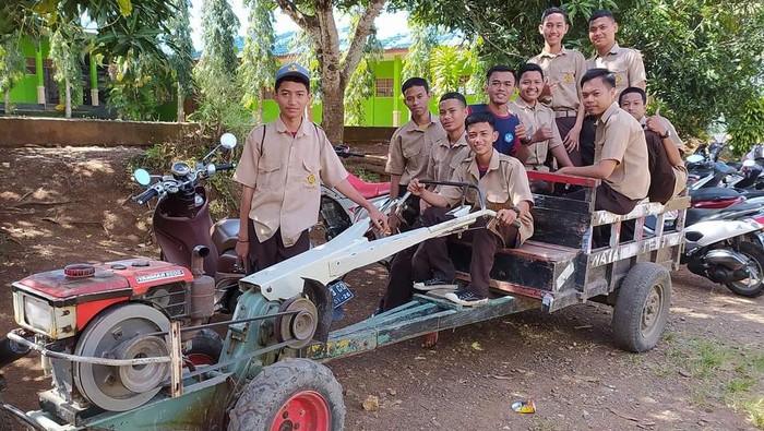 Viral, Pelajar SMK di Bone Naik Traktor ke Sekolah