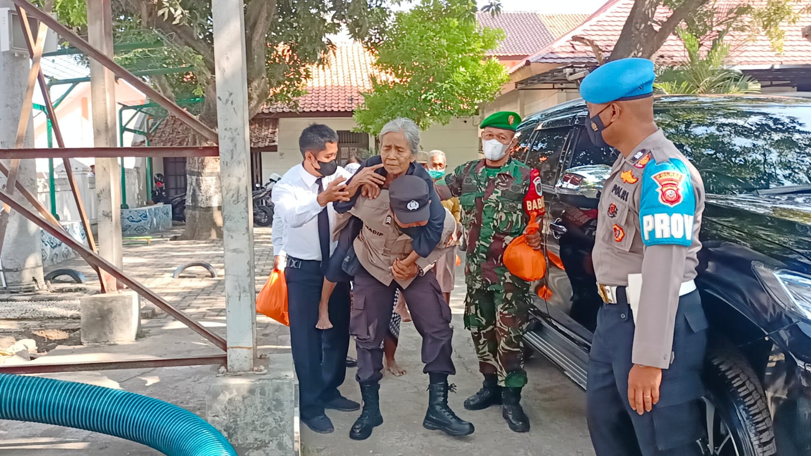 Aksi Heroik Anggota Polres Cirebon Kota Gendong Lansia ke Tempat Pembagian Bansos
