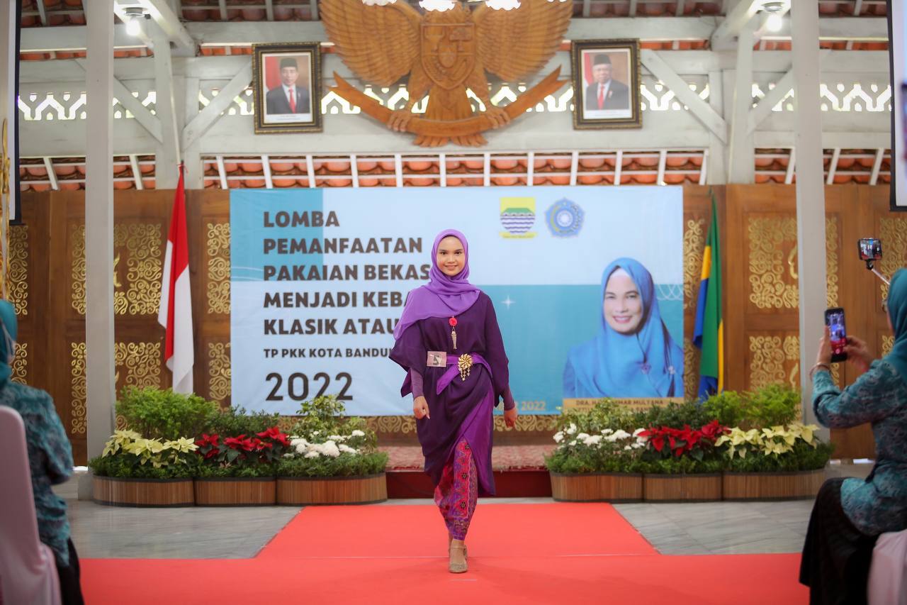 Ibu-ibu Kota Bandung Sulap Pakaian Bekas Jadi Kebaya Baru