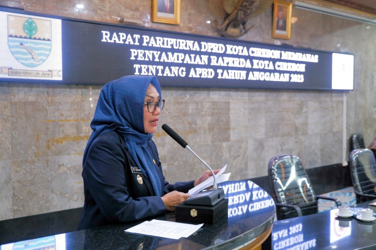 Pemda Kota Cirebon Sampaikan Raperda APBD 2023 kepada DPRD