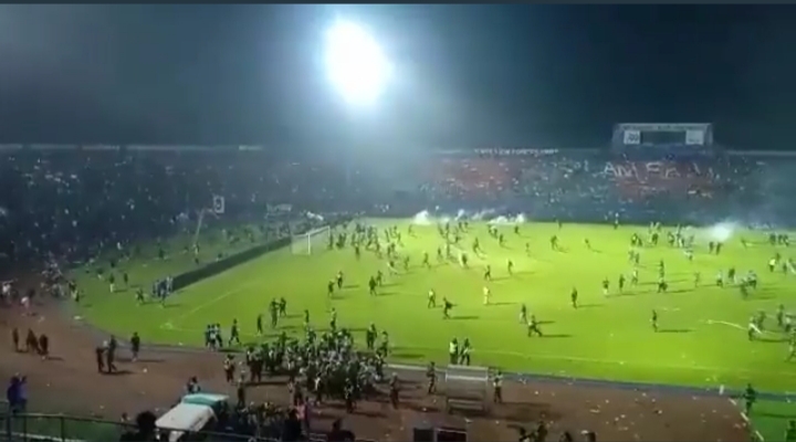 Kerusuhan di Stadion Kanjuruhan Malang, Puluhan Aremania Tewas