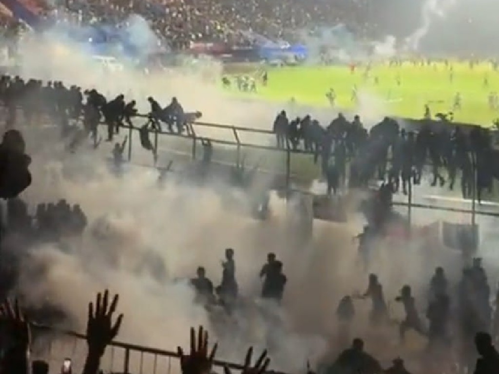 Dalam Regulasi FIFA Tidak Dibenarkan Menembakan Gas Air Mata saat Kerusuhan, Ini Kata Kapolda Jatim