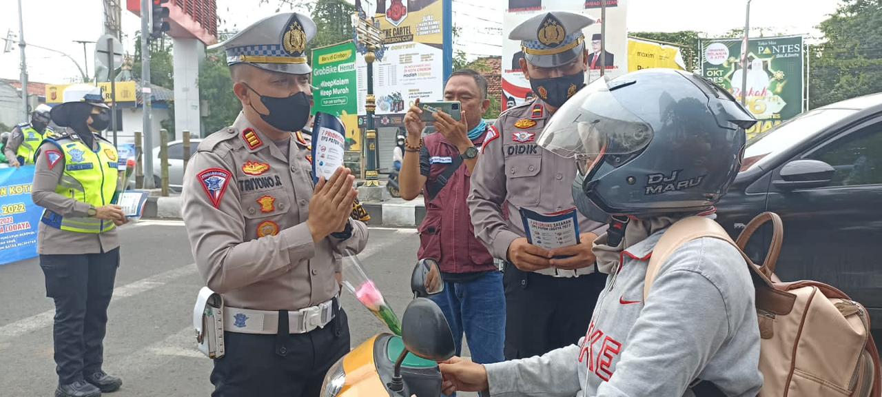Sat Lantas Polres Cirebon Kota Beri Bunga ke Pengendara yang Tertib Berlalu Lintas