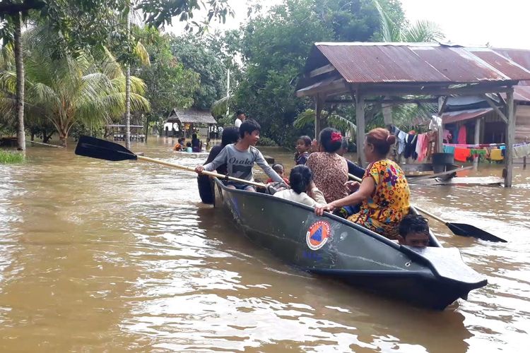 Dinsos Sulsel Salurkan Bantuan untuk Korban Bencana Banjir di Palopo