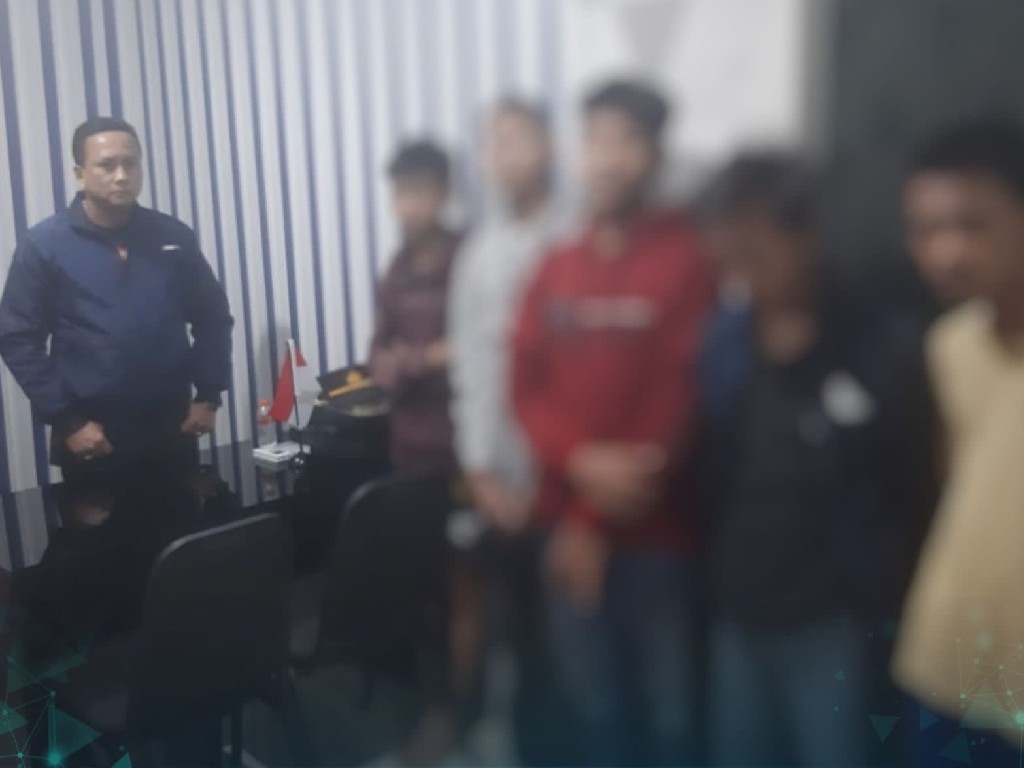 Polisi Tangkap 5 Pelajar SMK yang Tawuran Bawa Celurit di Samping Tol Cikunir