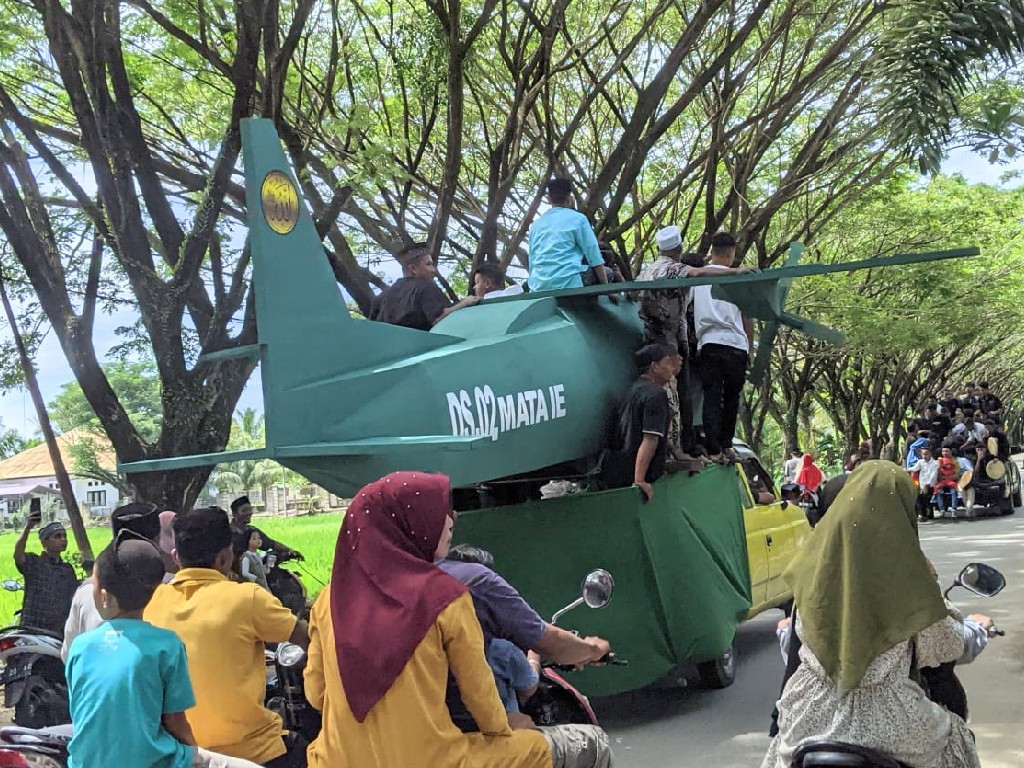 Rayakan Maulid Nabi, Pesawat DS.02 Mataie Kelilingi Pusat Kota Aceh Barat Daya