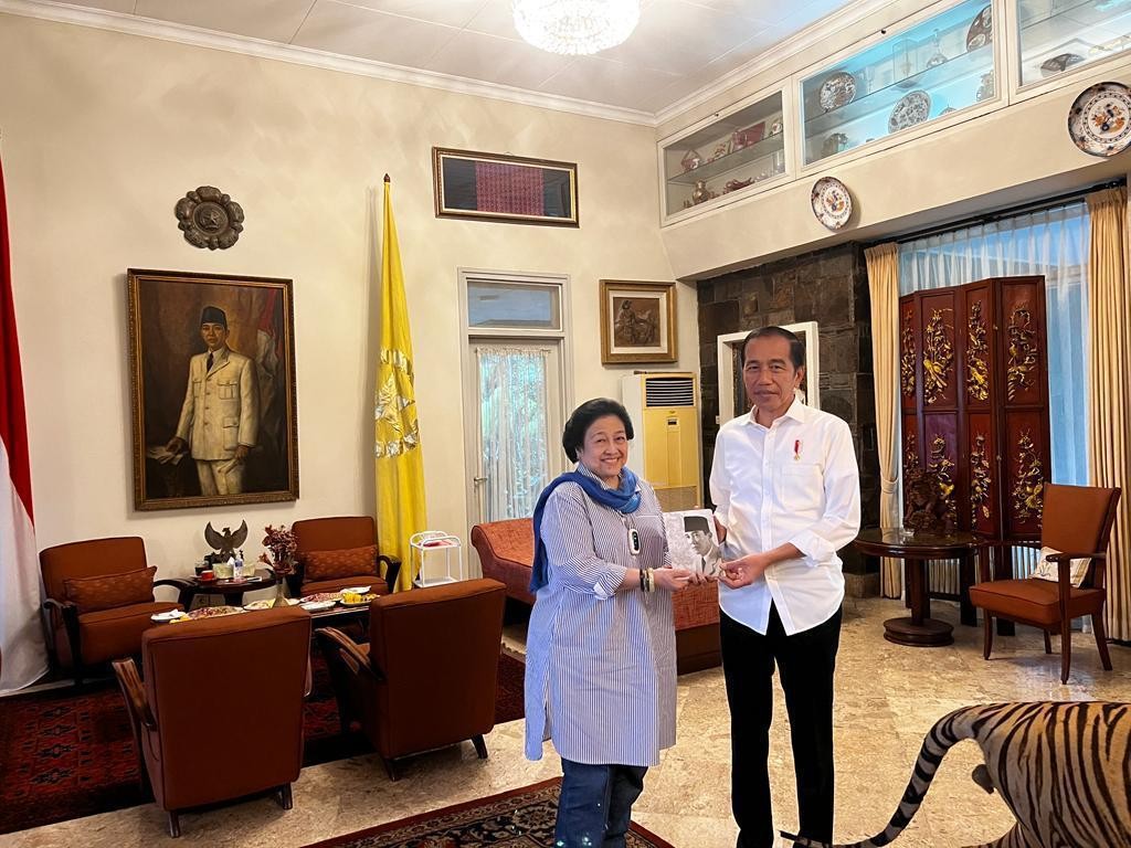 Megawati dan Jokowi Ngobrol Dua Jam Sembari Nikmati Pisang Rebus dan Nasi Uduk
