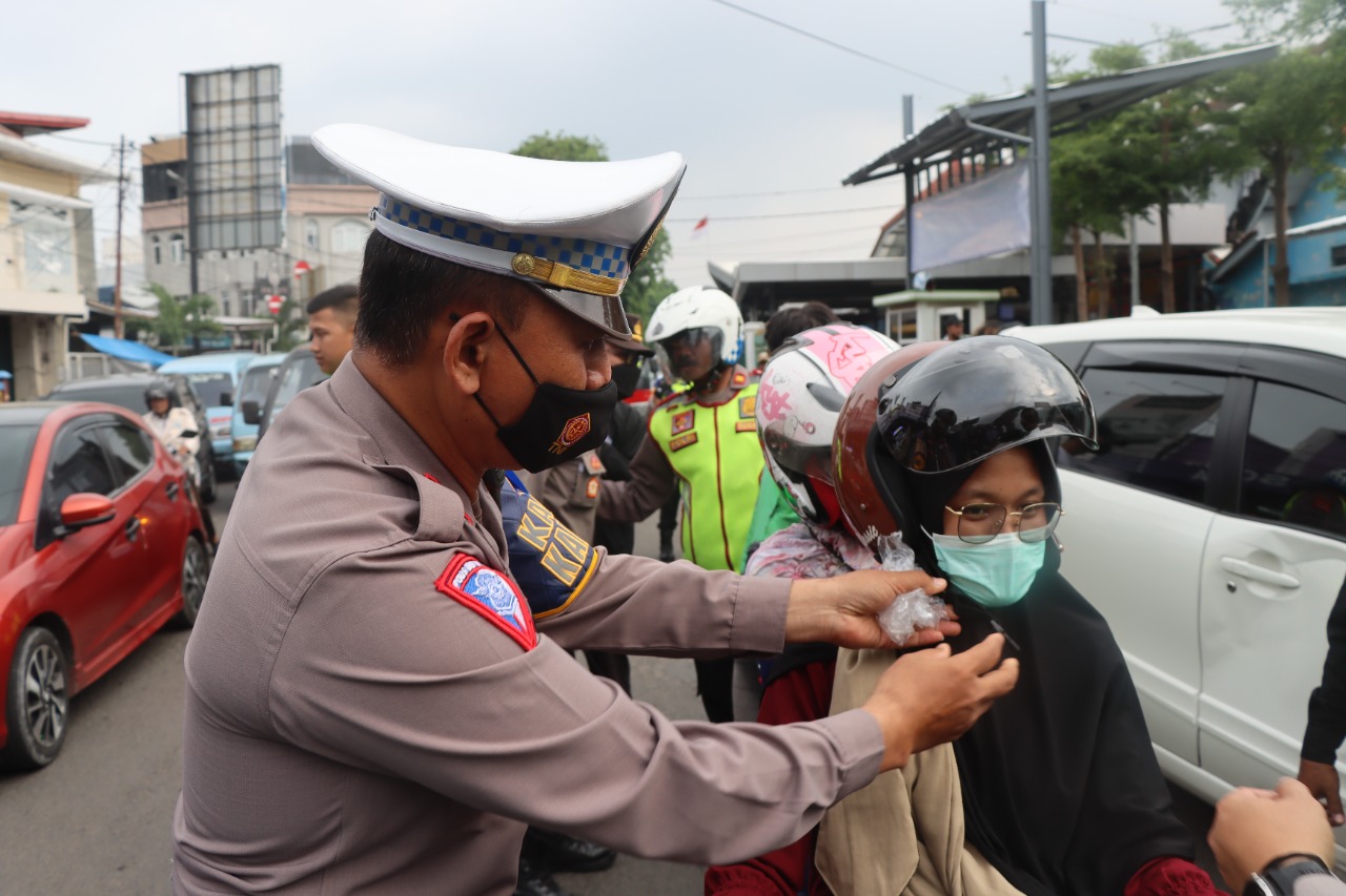 Operasi Zebra Lodaya 2022, Polres Cirebon Kota Bagi Helm Gratis