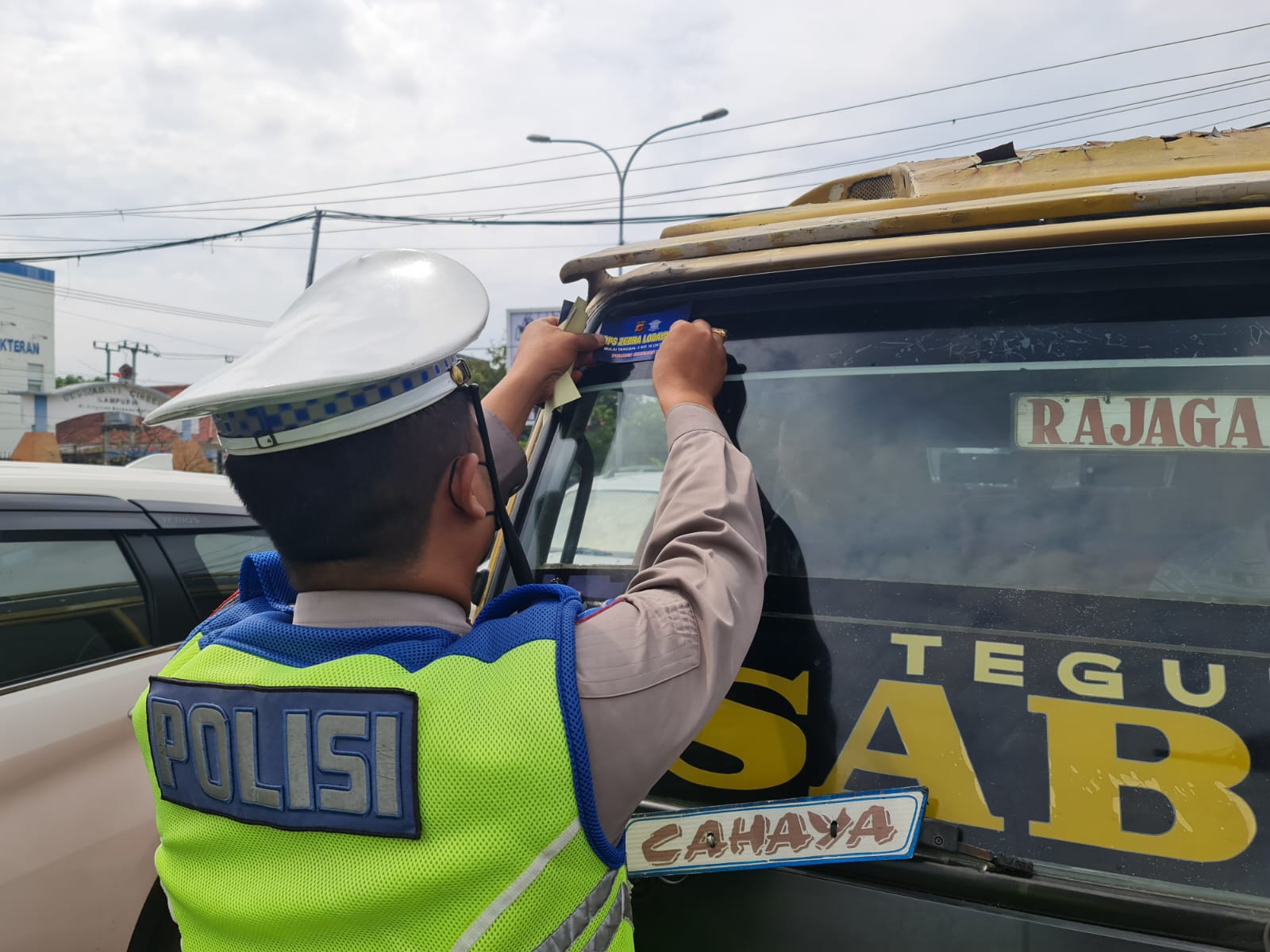 Sat Lantas Polres Cirebon Kota Pasang Stiker Operasi Zebra Lodaya di Kendaraan