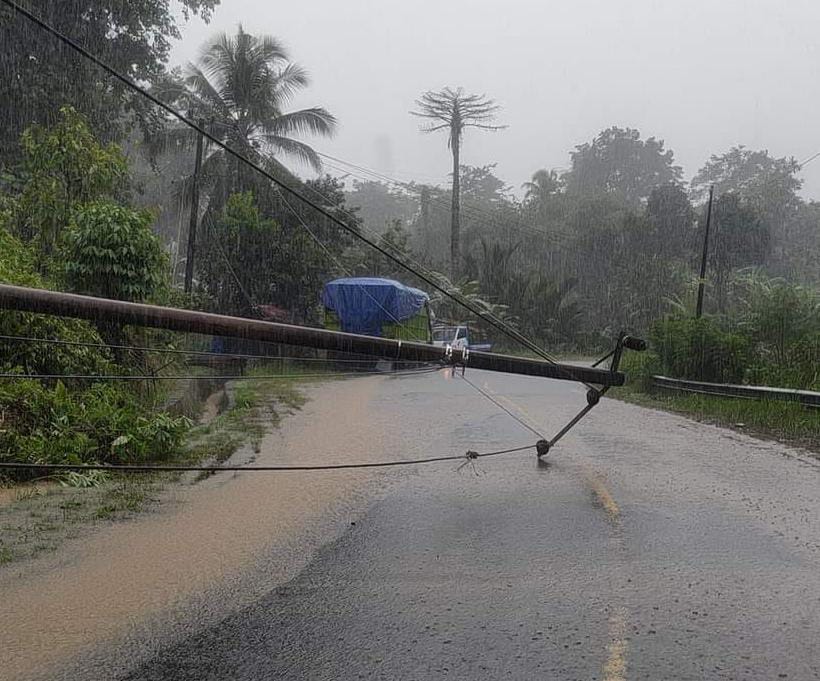 Hujan Deras Serta Angin Kencang di Mamuju, Tiang Listrik Tumbang