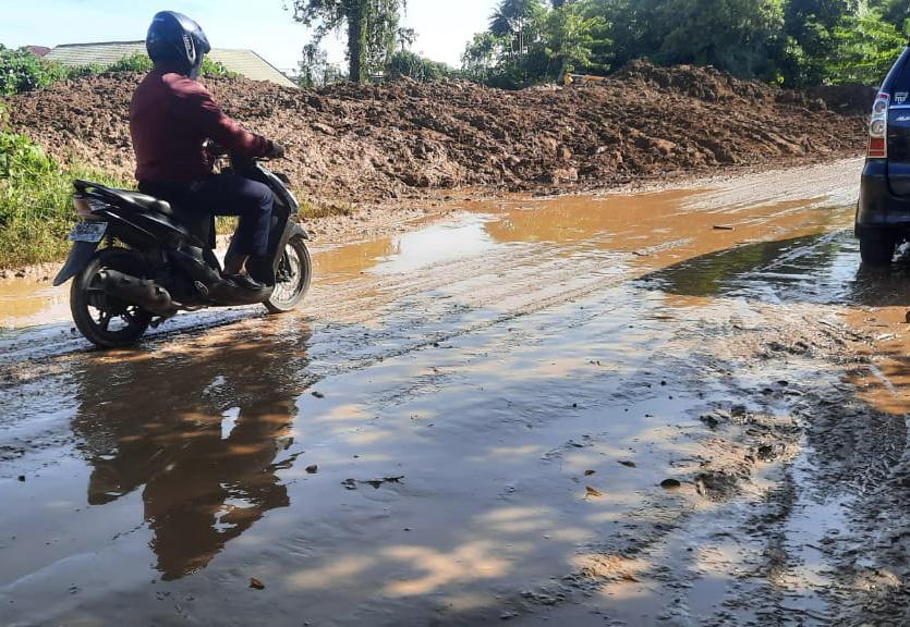 Tanah Bekas Perbaikan Stadion Manakarra Mamuju Picu Banjir dan Jalan Berlumpur