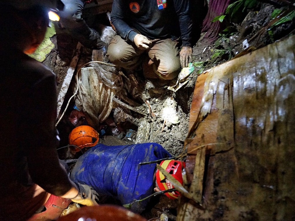 Longsor di Bogor 8 Warga Tertimbun, Petugas Terkendala Evakuasi Korban