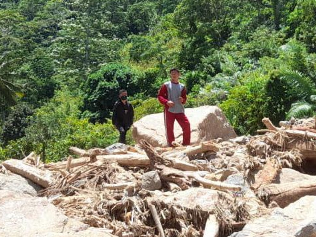 Lima Eksavator Dikerahkan untuk Bersihkan Material Longsor di Jalan Poros Mamuju-Mamasa