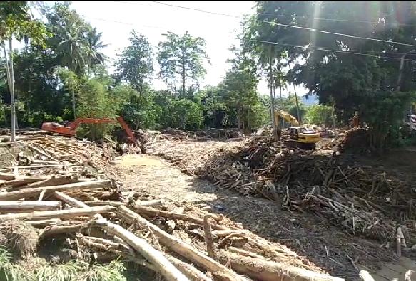 Tiga Eksavator Bersihkan Tumpukan Batang Pohon yang Menutup Aliran Sungai Ranga-ranga Mamuju