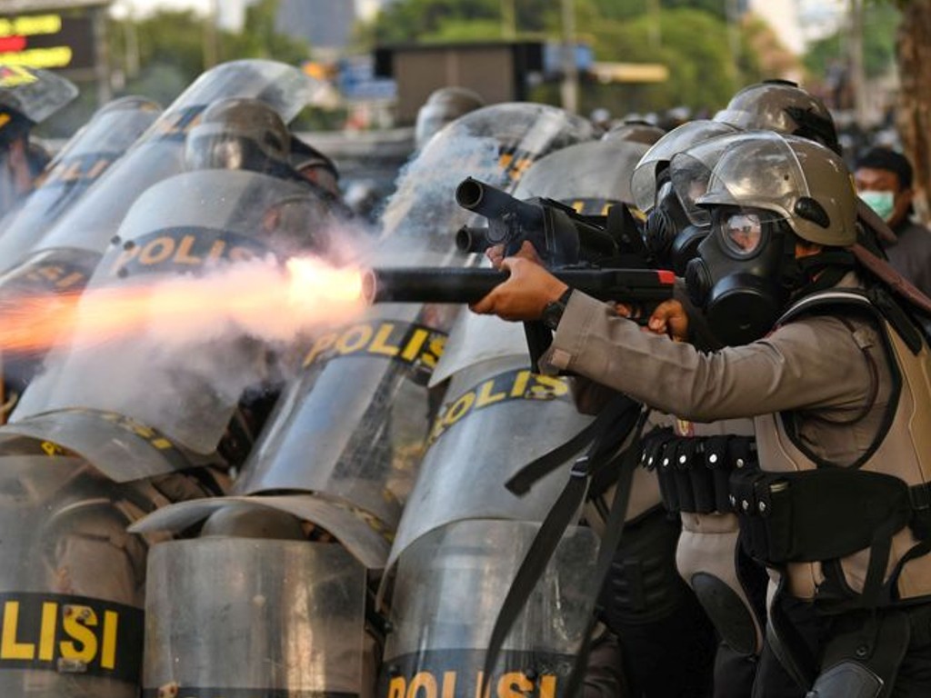Sudah Saatnya Jokowi Evaluasi Penggunaan Gas Air Mata oleh Kepolisian